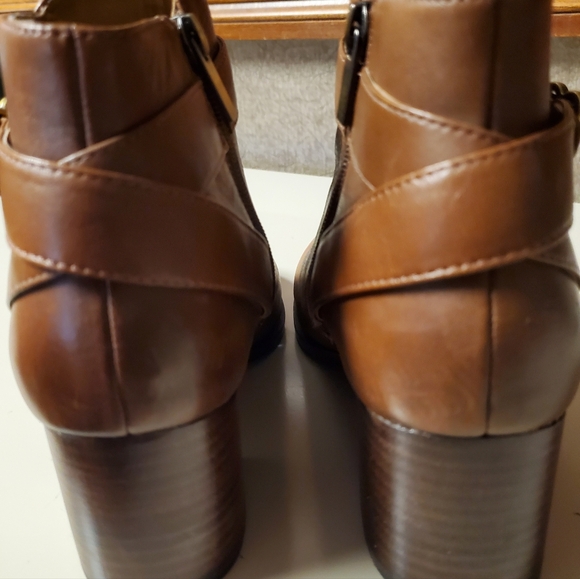 Aerosoles Heelrest Leather Bootie 7.5 med - Picture 5 of 14